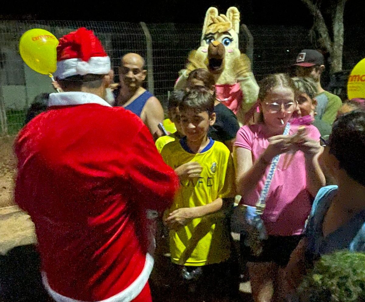 Jornal Ilustrado - Papai Noel fez a alegria da garotada do São Cristóvão com distribuição de presentes
