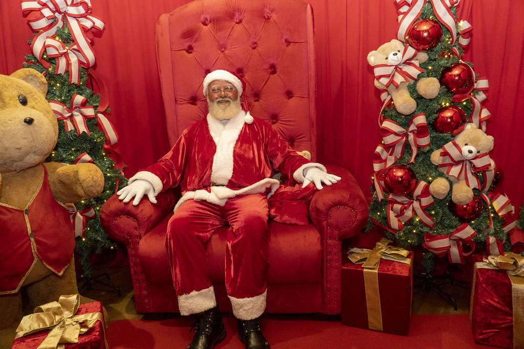 Jornal Ilustrado - O grande jornal do Noroeste do Paraná Jornal Ilustrado - Umuarama: Papai Noel chega em trenó voador e surpreende a todos