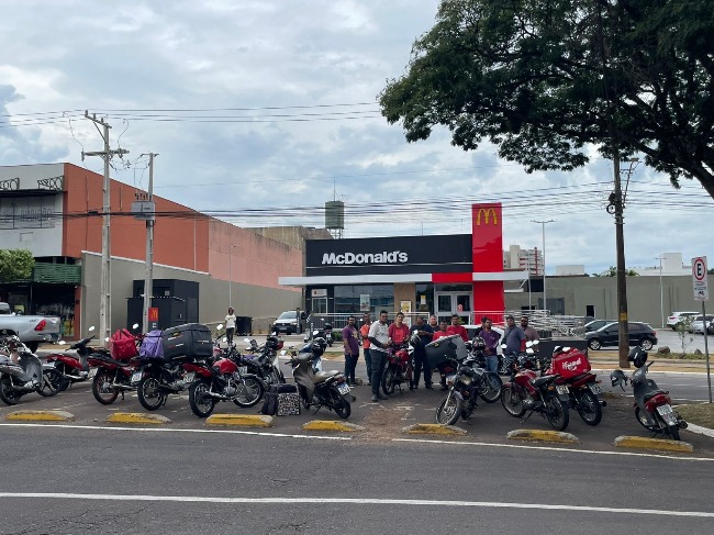 Motoboys realizam manifestação alegando bloqueios do iFood por alta demanda do McDonald’s