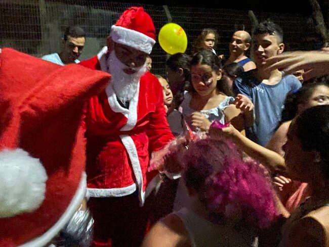 Papai Noel fez a alegria da garotada do São Cristóvão com distribuição de presentes