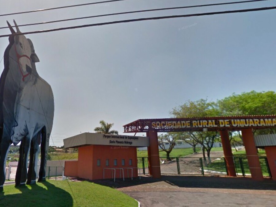 Trator desgovernado atinge mulher dentro do Parque de Exposições de Umuarama