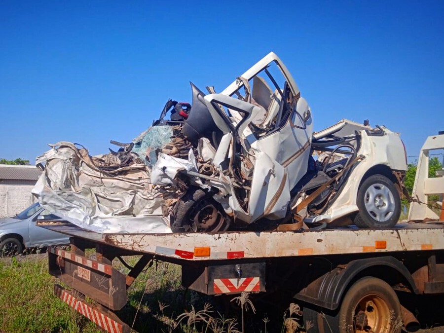 Carro ocupado por família vítima de acidente na PR-490 ficou destruído após colisão com ônibus  