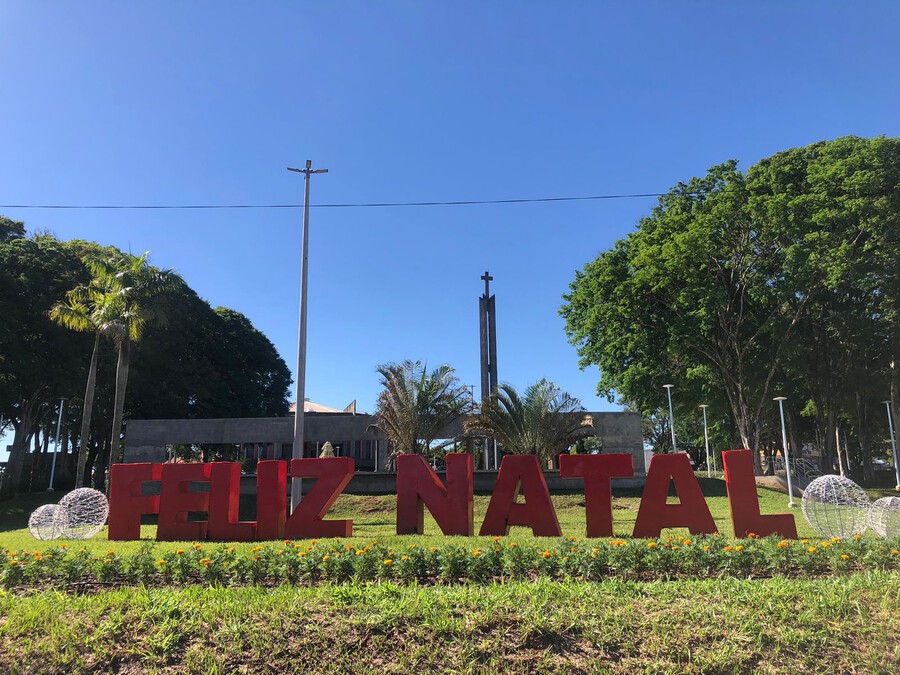 Decoração de Natal em Umuarama atrasa e Prefeitura notifica empresa responsável