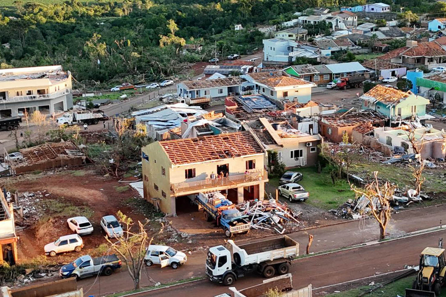 Jornal Ilustrado - Novembro é marcado por três tornados e chuva muito acima da média no Paraná
