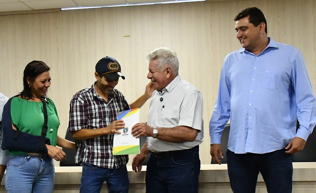 Jornal Ilustrado - Prefeitura entrega títulos que garantem posse definitiva de imóveis