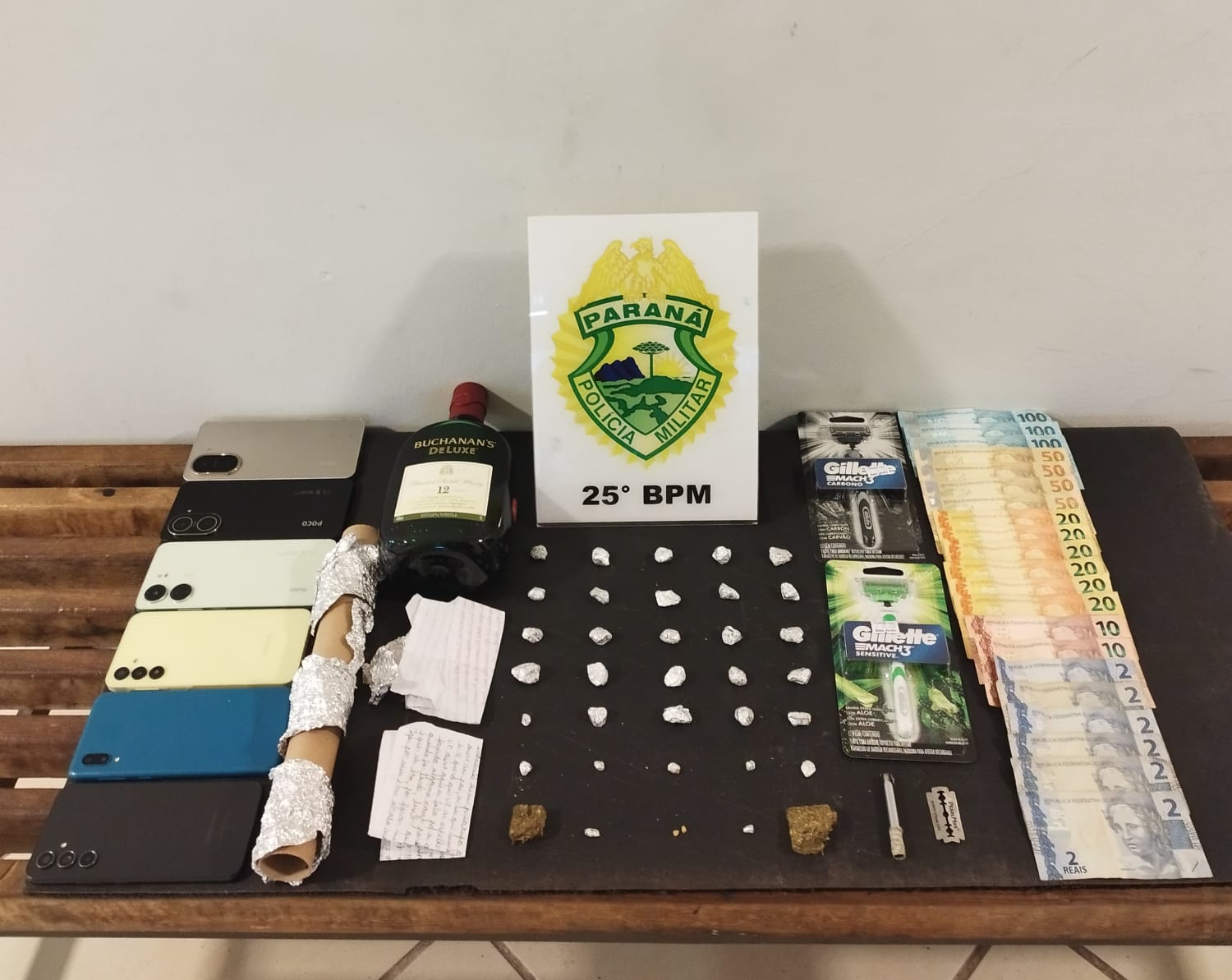 PM estoura ‘boca de fumo’ durante flagrante de venda de entorpecente. Havia criança no local