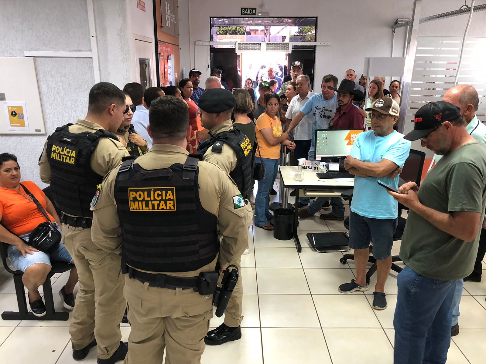 Moradores da zona rural entre Umuarama e Xambrê protestam contra constantes quedas de energia