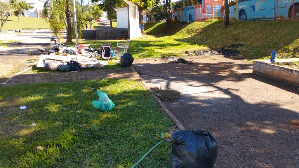Jornal Ilustrado - Indígenas deixam praça e prefeitura de Umuarama inicia limpeza do local