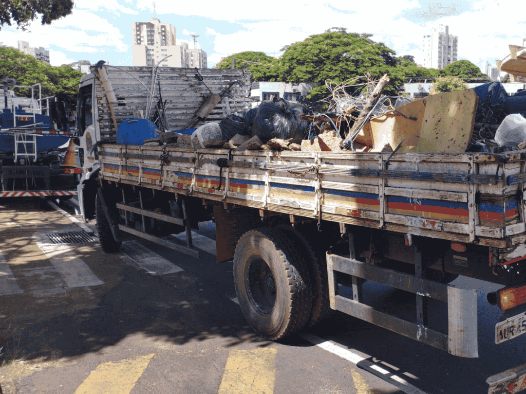 Jornal Ilustrado - Indígenas deixam praça e prefeitura de Umuarama inicia limpeza do local