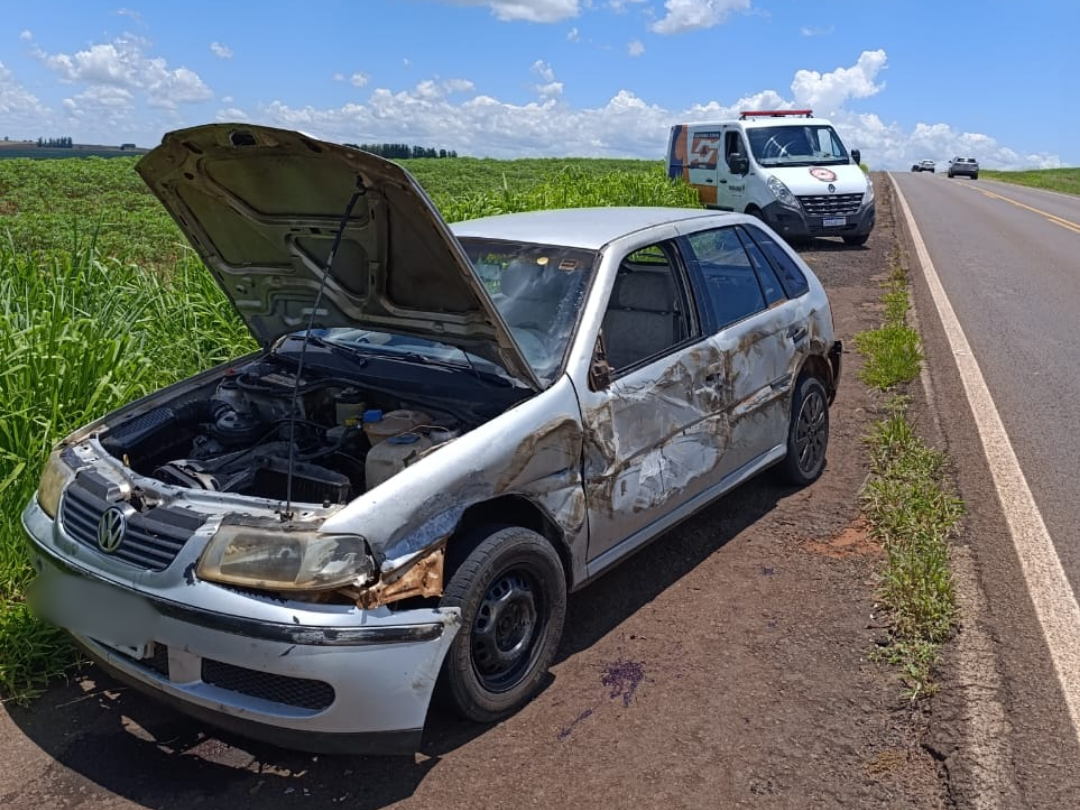 Jornal Ilustrado - Motorista passa mal e provoca colisão entre carro e caminhão na PR-272, em Iporã