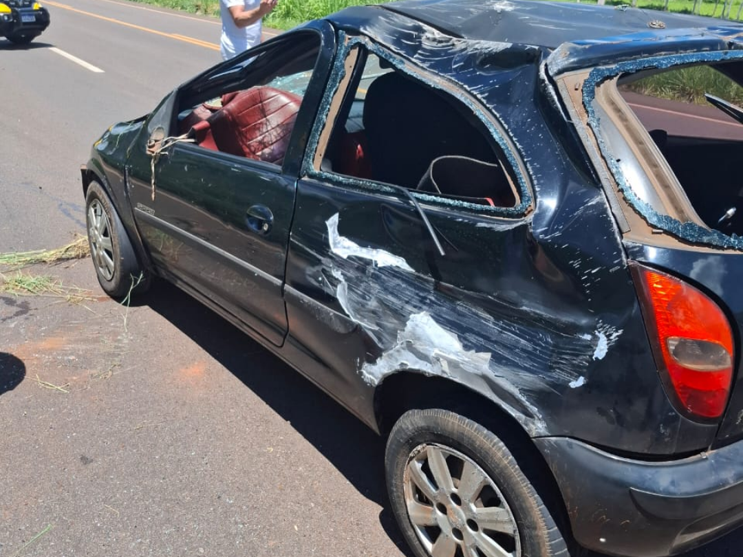 Motorista é hospitalizado após colisão entre caminhão e carro na PR-323