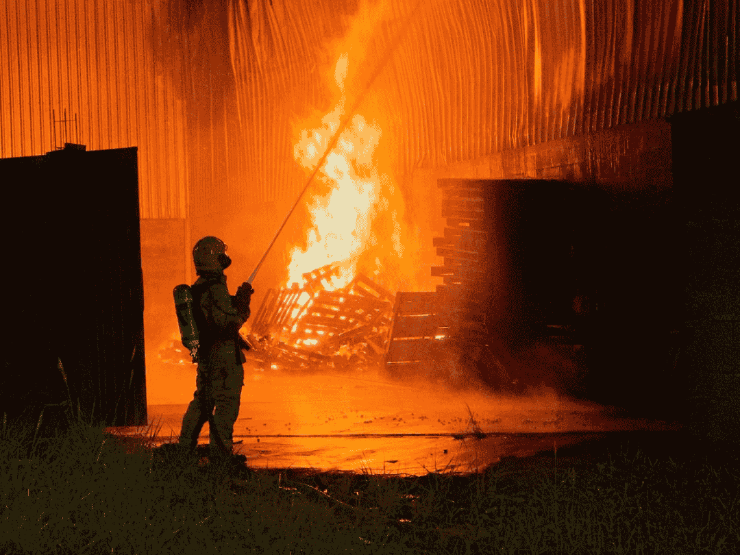 Jornal Ilustrado - Quase 50 mil litros de água foram usados para combater incêndio em barracão