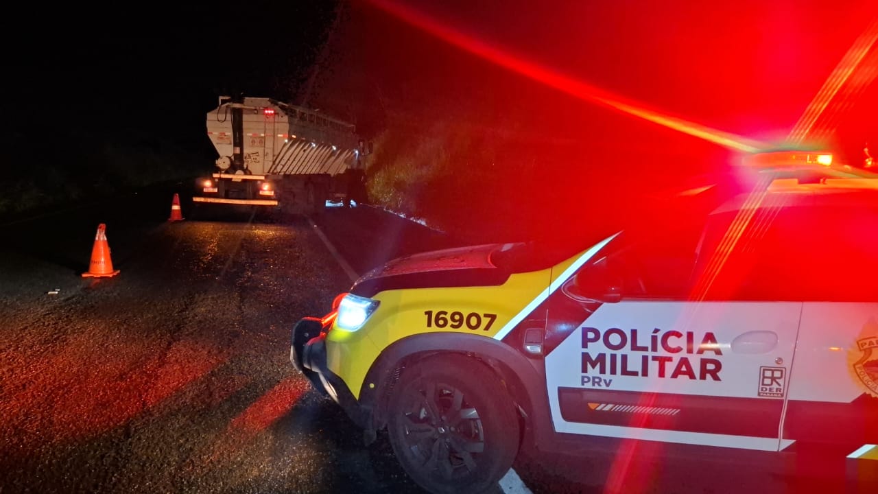 Colisão entre caminhões na PR-323 e deixa motorista ferido