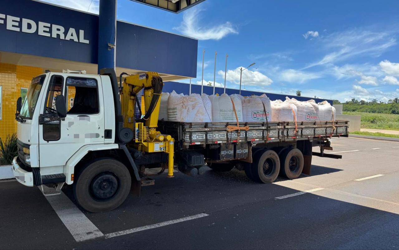 Carga de agrotóxicos ilegais e 42 kg de cocaína são apreendidos na região