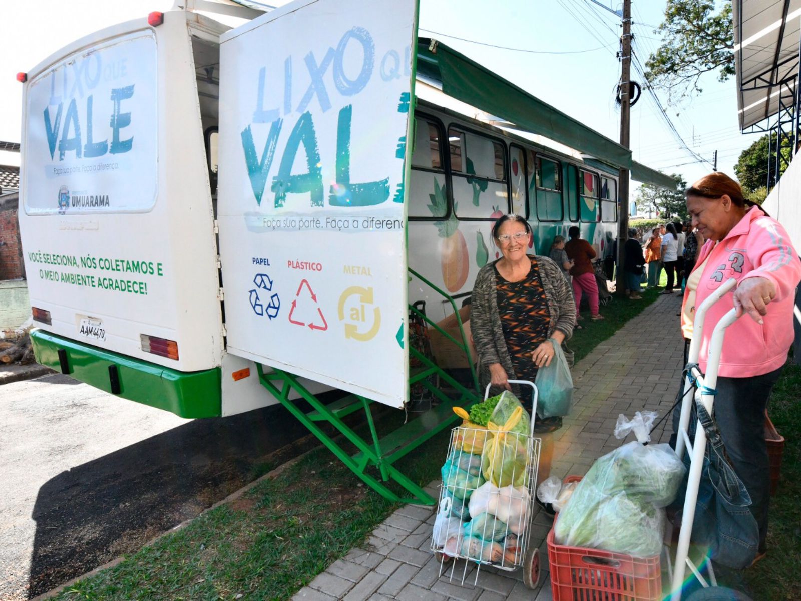 Projeto Lixo que Vale realiza reunião para entrega de carteirinhas em Umuarama