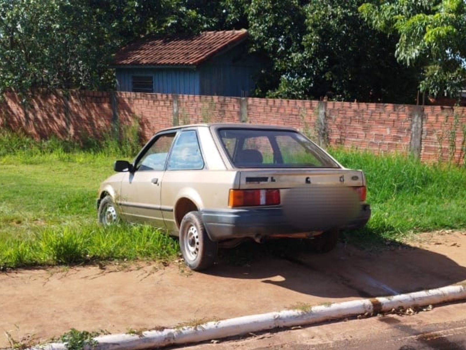 Motorista embriagado colide contra cerca e tenta fugir após acidente
