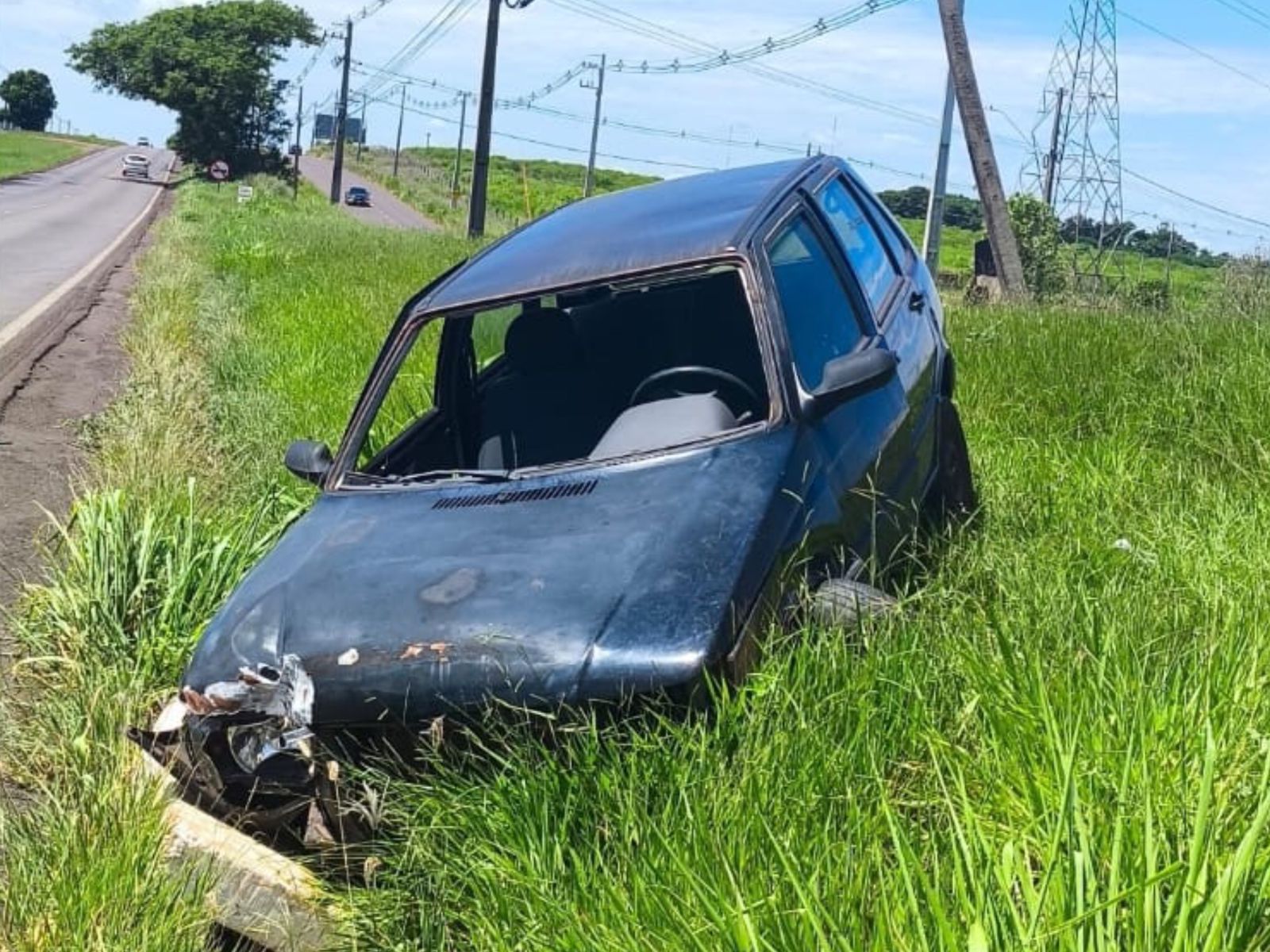 Mãe e filha ficam feridas após carro colidir contra poste em Umuarama