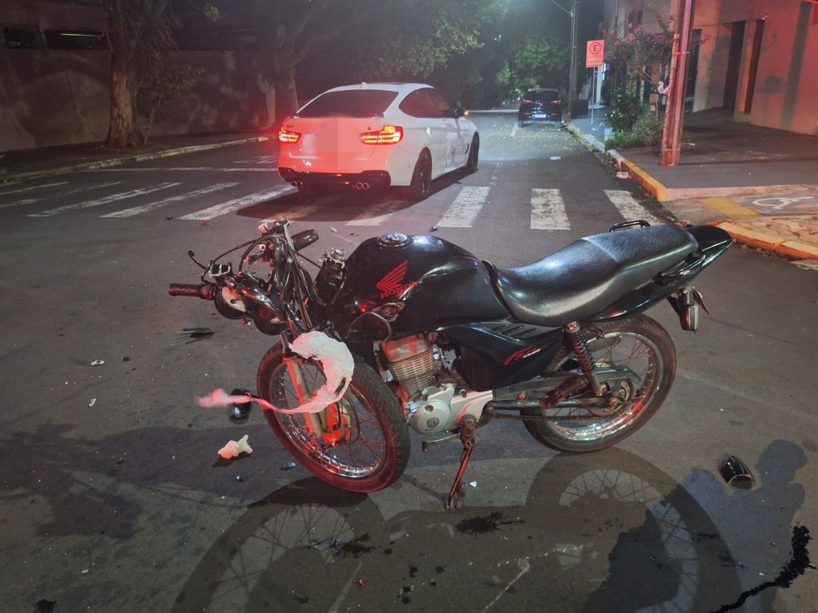 Jornal Ilustrado - Colisão entre carro e motocicleta deixa jovem ferida na avenida Maringá, em Umuarama
