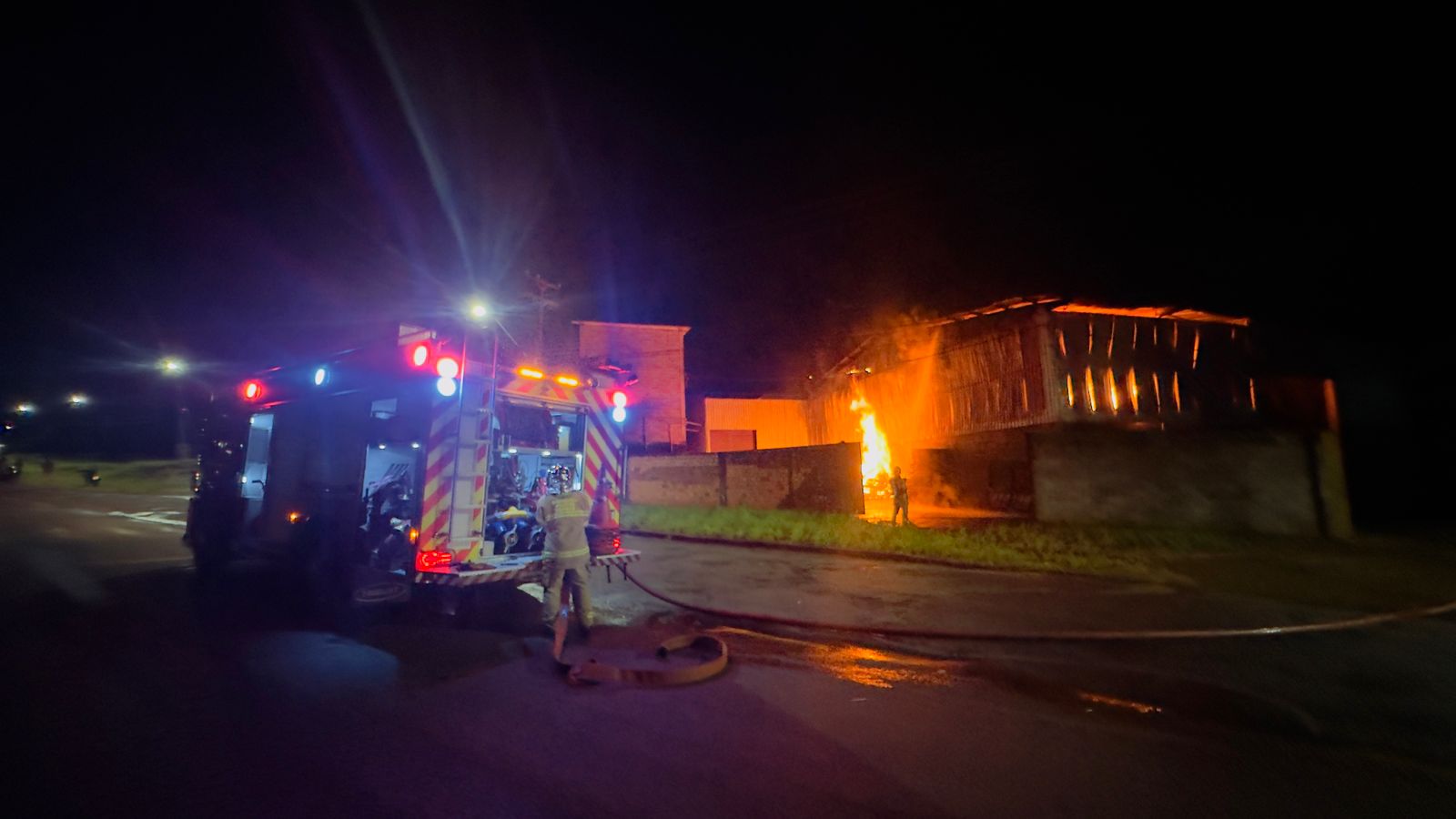 Jornal Ilustrado - Quase 50 mil litros de água foram usados para combater incêndio em barracão