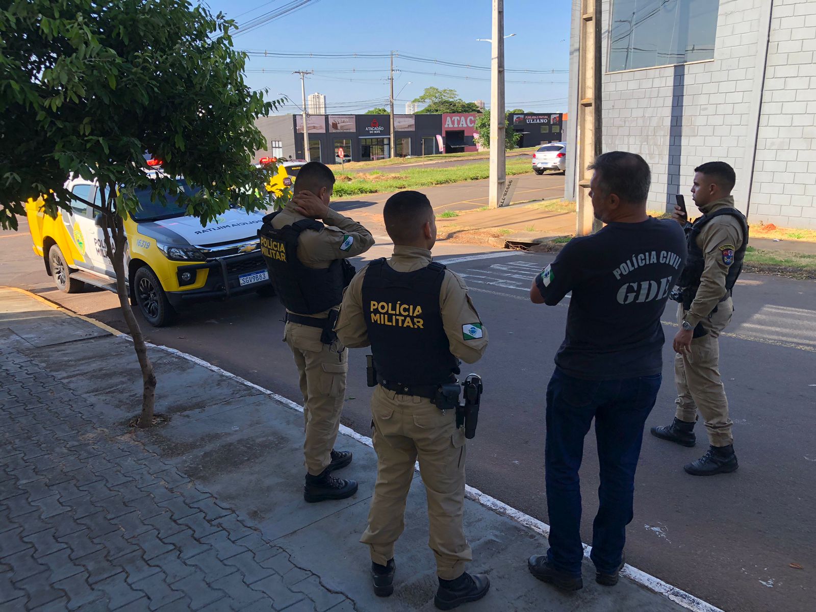 Jornal Ilustrado - Policial militar rodoviário e mulher são encontrados baleados dentro de carro em Umuarama 