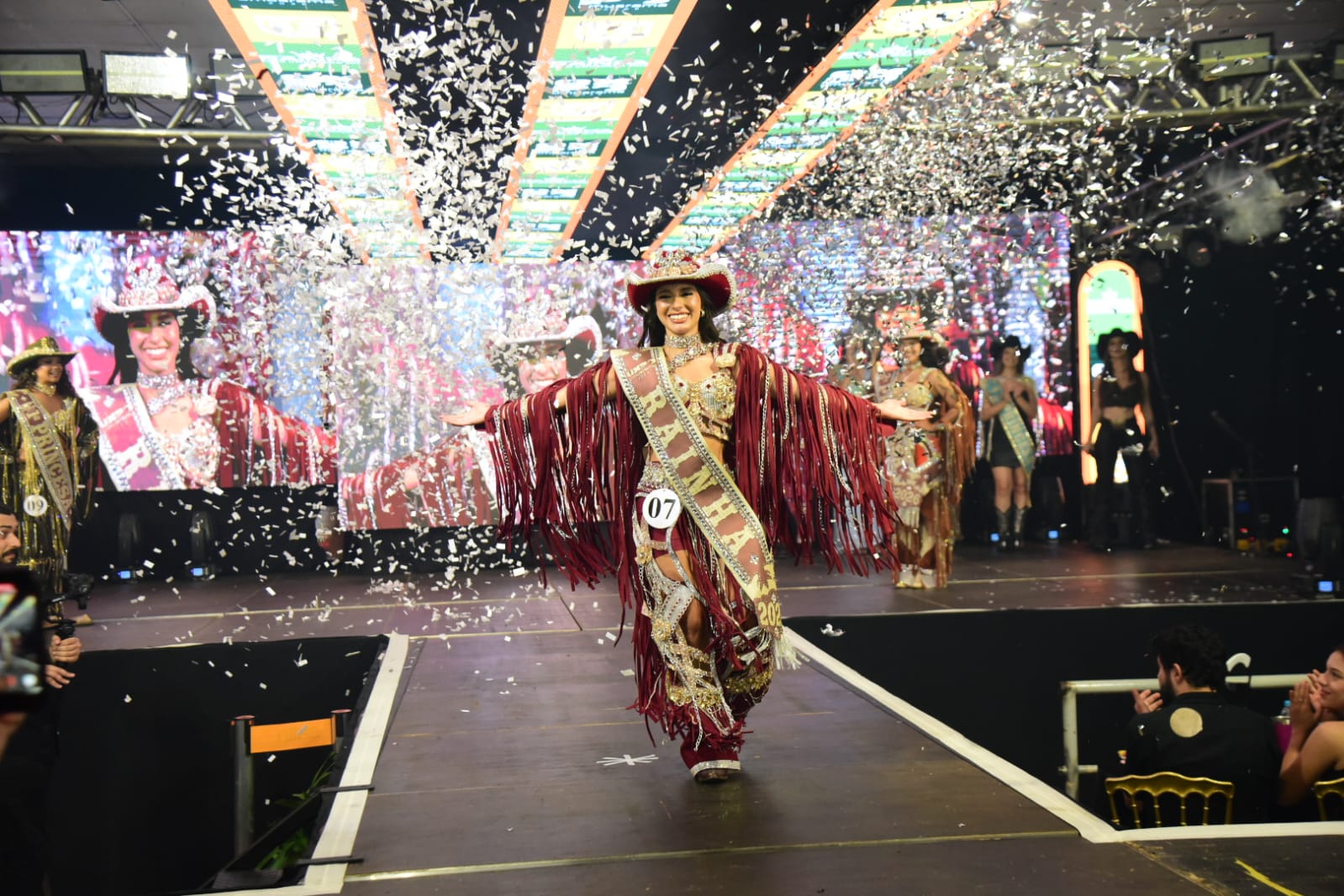 Em noite de pompa e beleza, Mikaela Romero é coroada Rainha da Expo Umuarama 2026