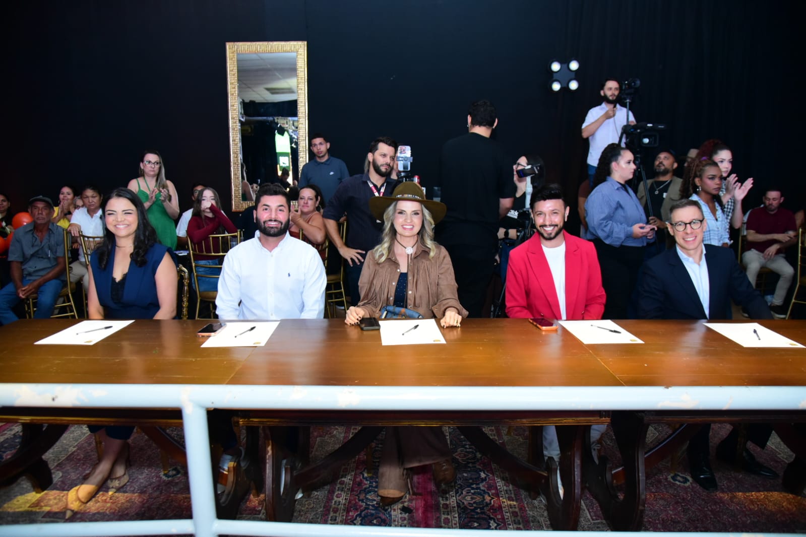 Jornal Ilustrado - Em noite de pompa e beleza, Mikaela Romero é coroada Rainha da Expo Umuarama 2026
