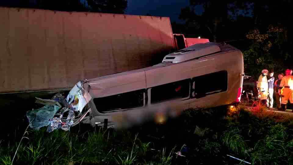 Carreta tomba sobre van e deixa ao menos seis pessoas mortas no Paraná