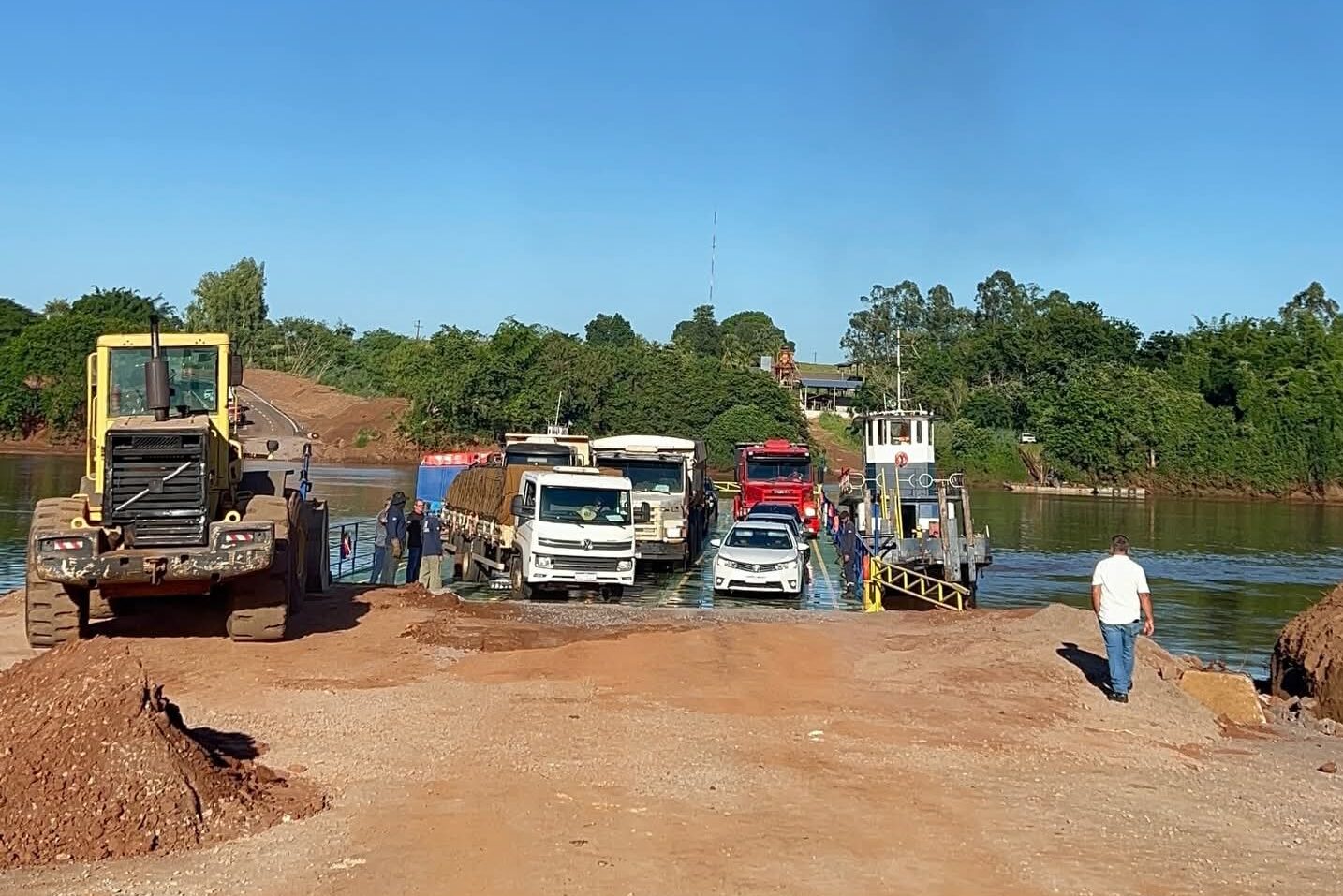 Usuários enfrentam fila para fazer a travessia de Balsa no Rio Piquiri