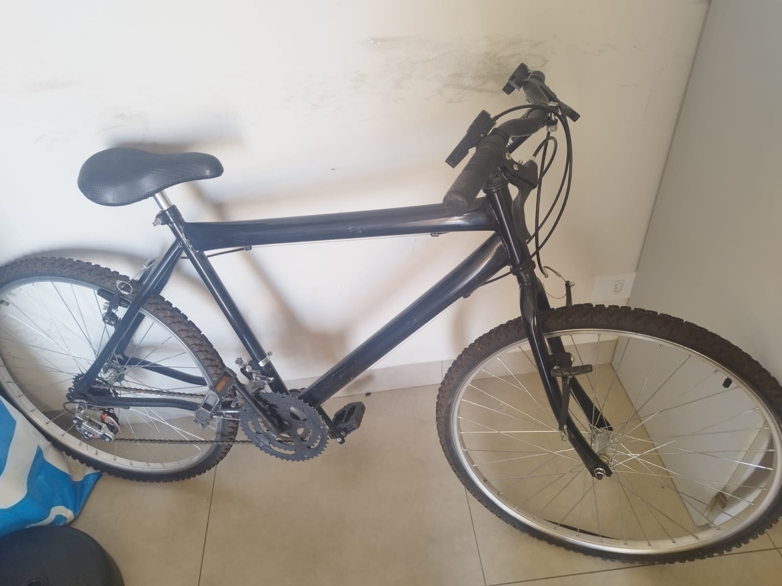 Morador tenta encontrar proprietário de bicicleta abandonada em frente residência