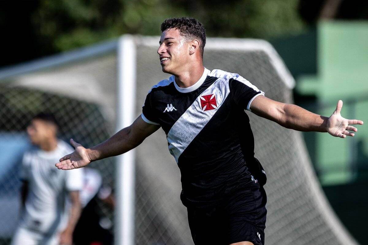 Atacante de Umuarama, Bruno Lopes brilha na Copinha, renova com o Vasco e vira destaque da base