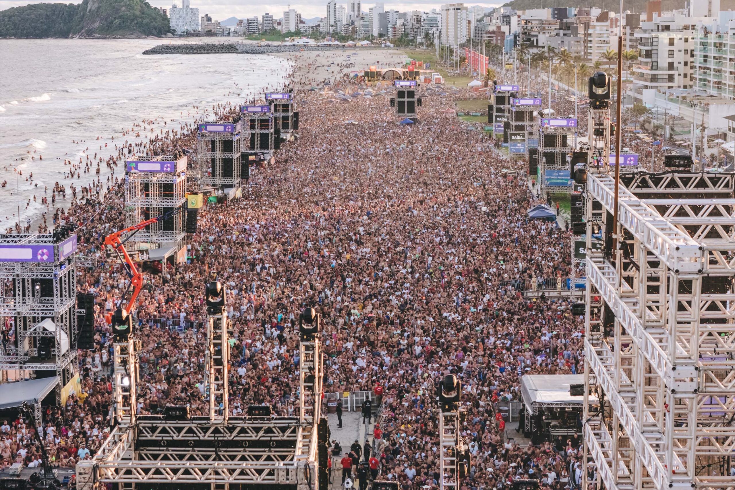 Gusttavo Lima faz show de 3 horas para multidão de 265 mil pessoas na praia de Matinhos