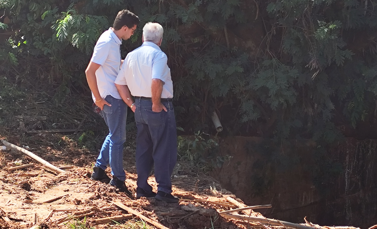 Jornal Ilustrado - Scanavaca visita erosões causadas pelas chuvas e equipes agilizam os reparos