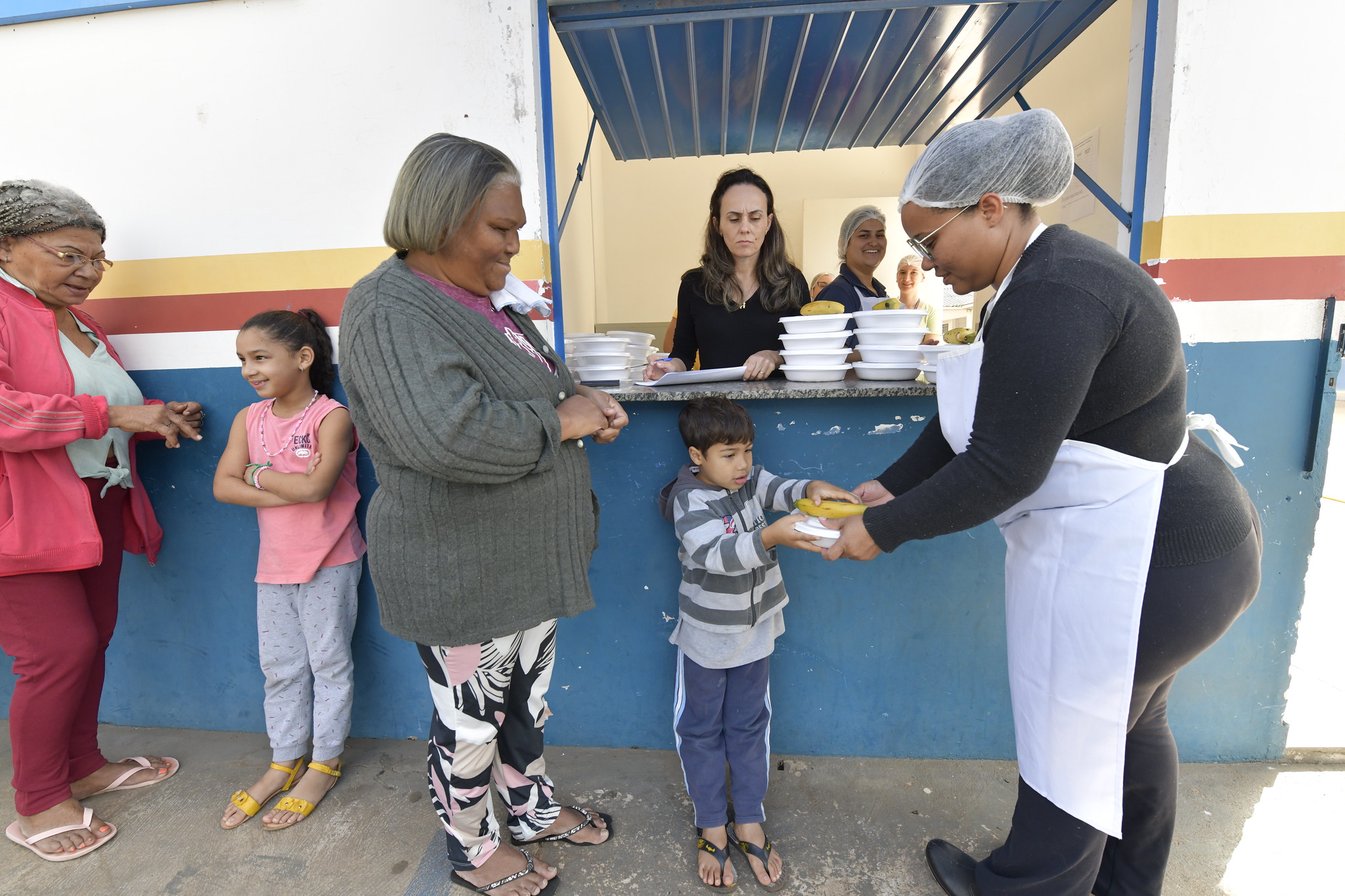 Alunos da rede municipal recebem merenda durante as férias
