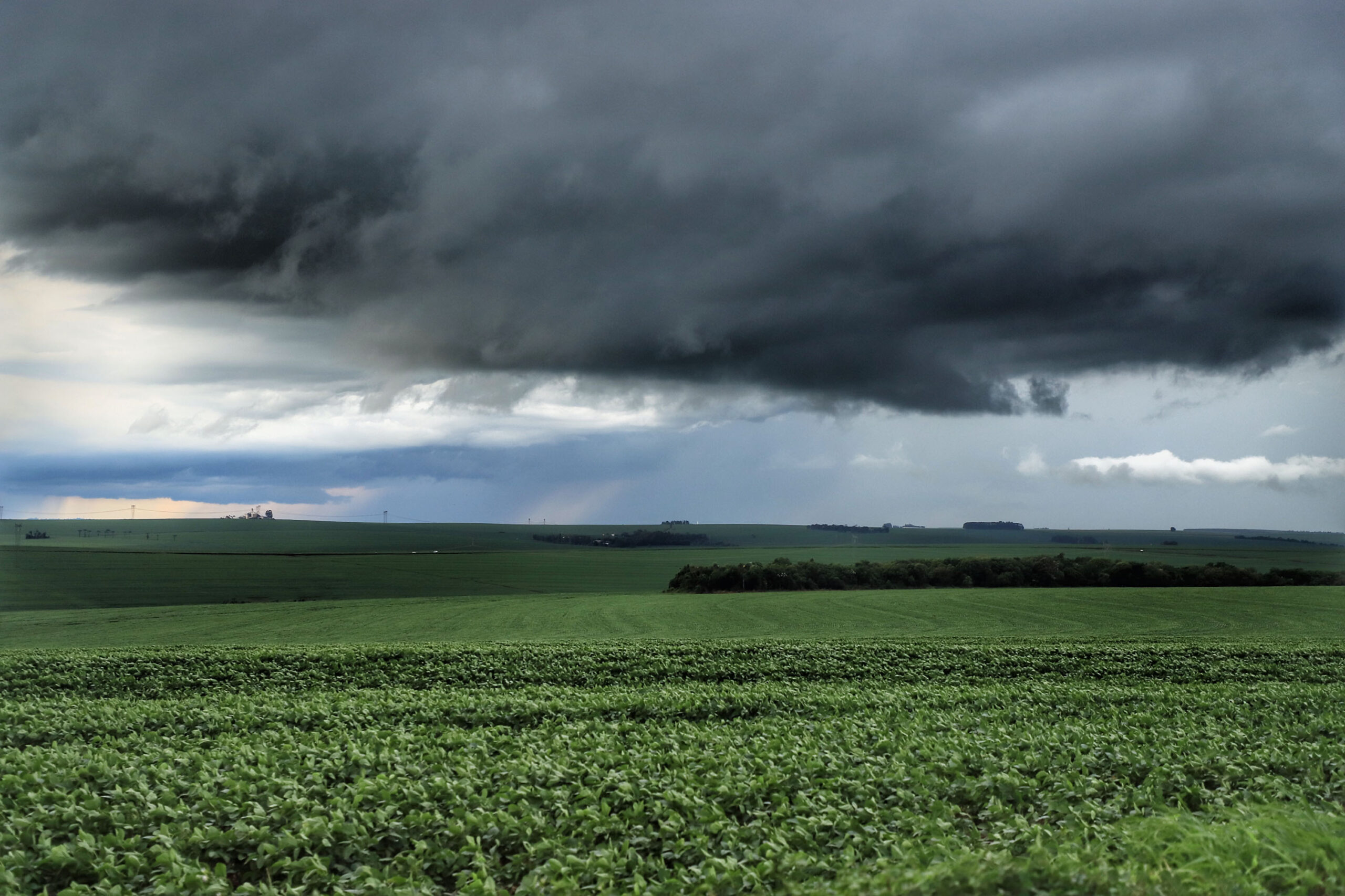 Após aparição de tornado, temporais dão trégua no Paraná
