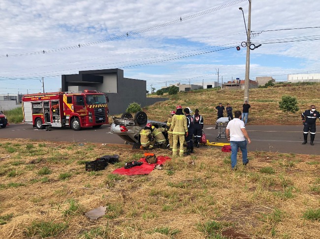 Carro capota e condutor fica preso dentro de veículo em Umuarama
