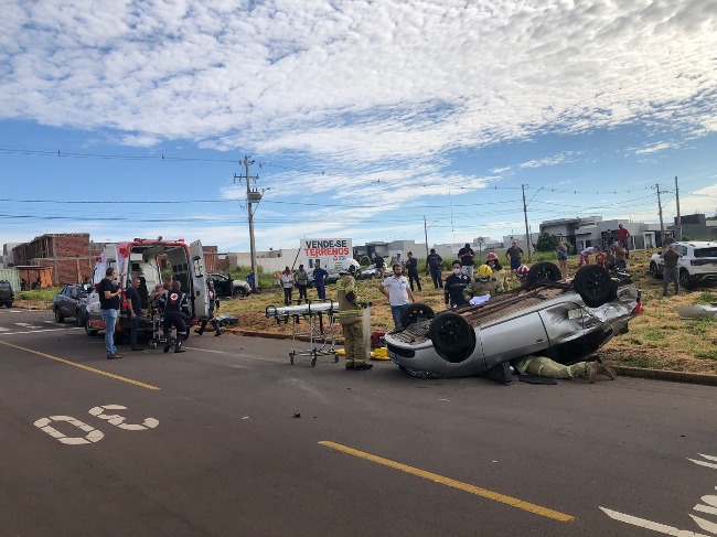Capotamento no Jardim Ônix foi após colisão entre carros. Condutores feridos