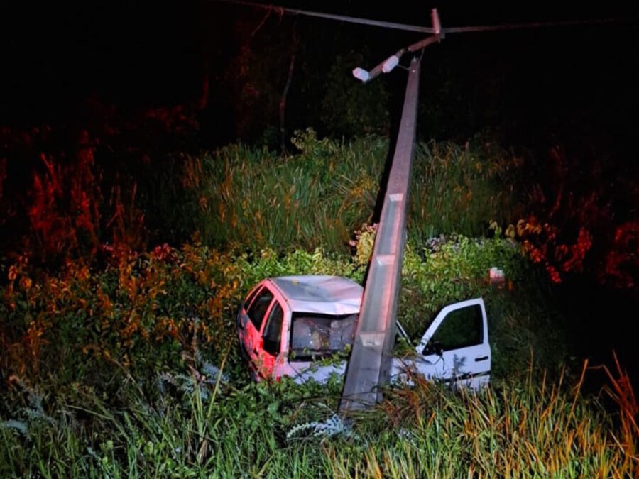 Jovem fica ferido após perder o controle do carro e colidir contra poste em Umuarama 