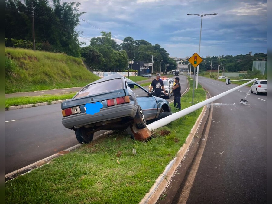 Jovem fica ferido após colidir carro contra poste na avenida Portugal  