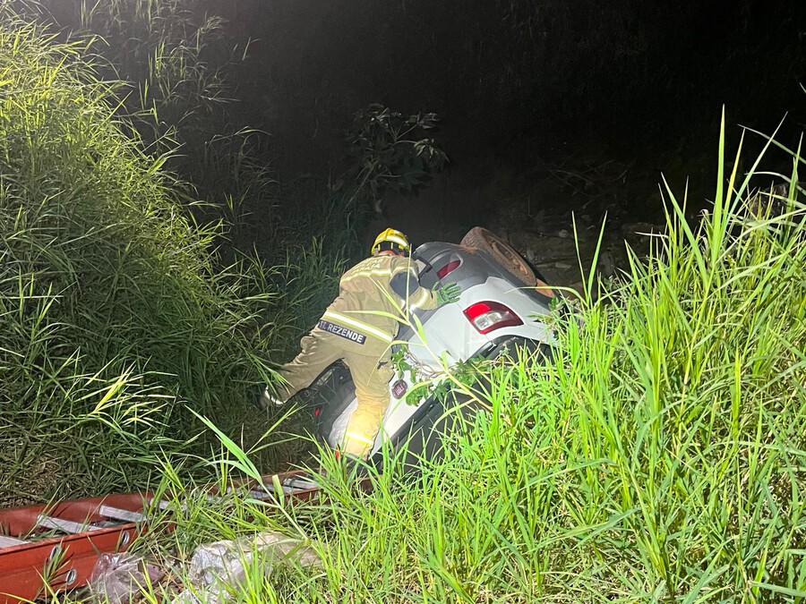 Queda em barranco deixa motorista encarcerado e mobiliza bombeiros em Umuarama 