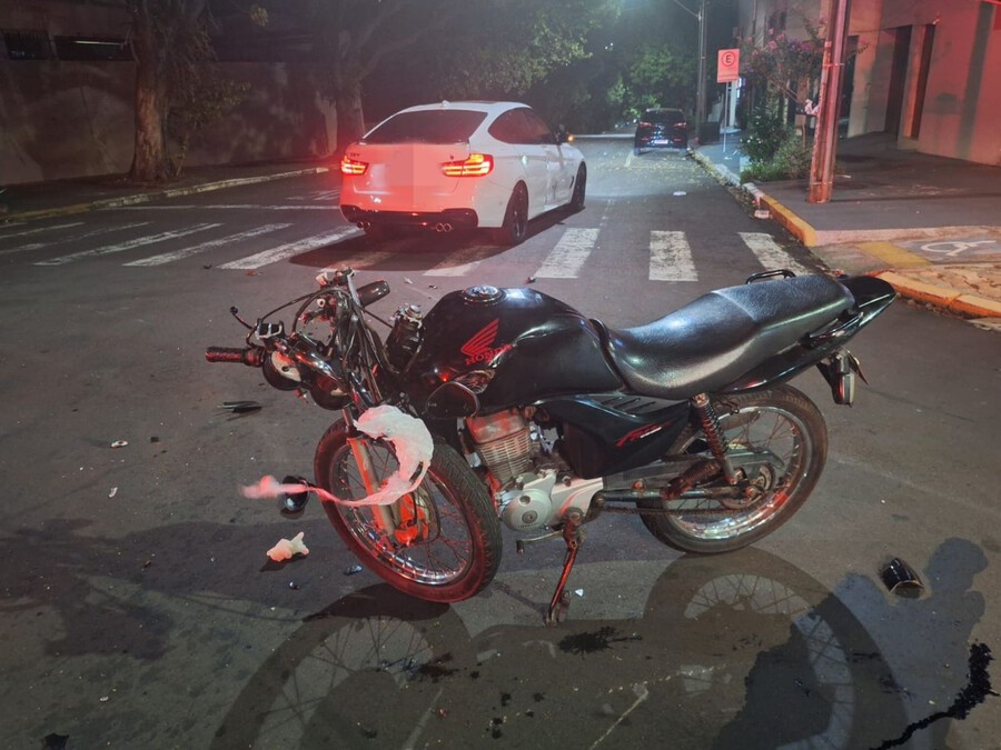 Colisão entre carro e motocicleta deixa jovem ferida na avenida Maringá, em Umuarama