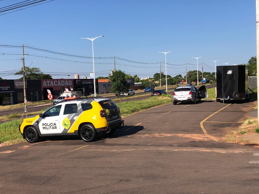 Policial militar rodoviário e mulher são encontrados baleados dentro de carro em Umuarama 