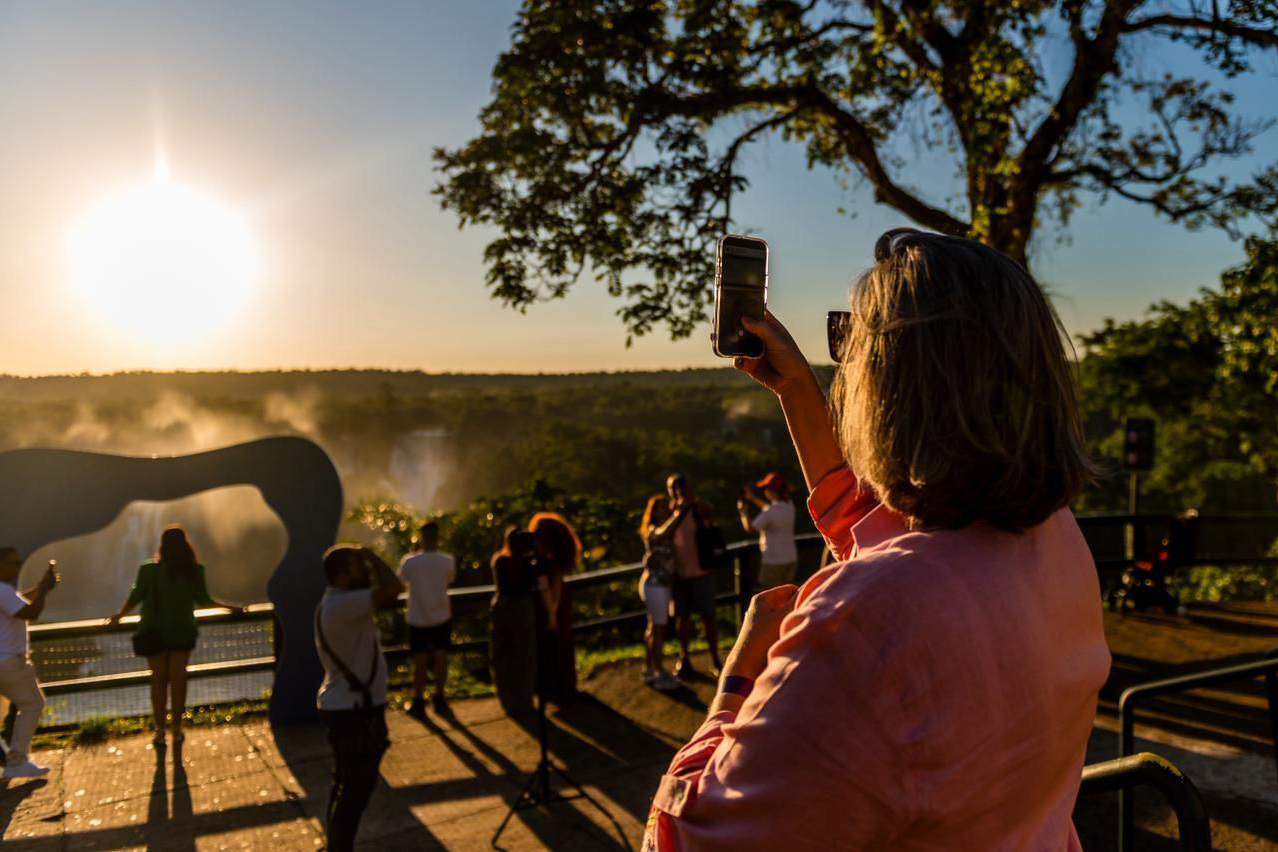 Jornal Ilustrado - Com 1 milhão, Paraná recebe maior número de turistas estrangeiros da história em 2025