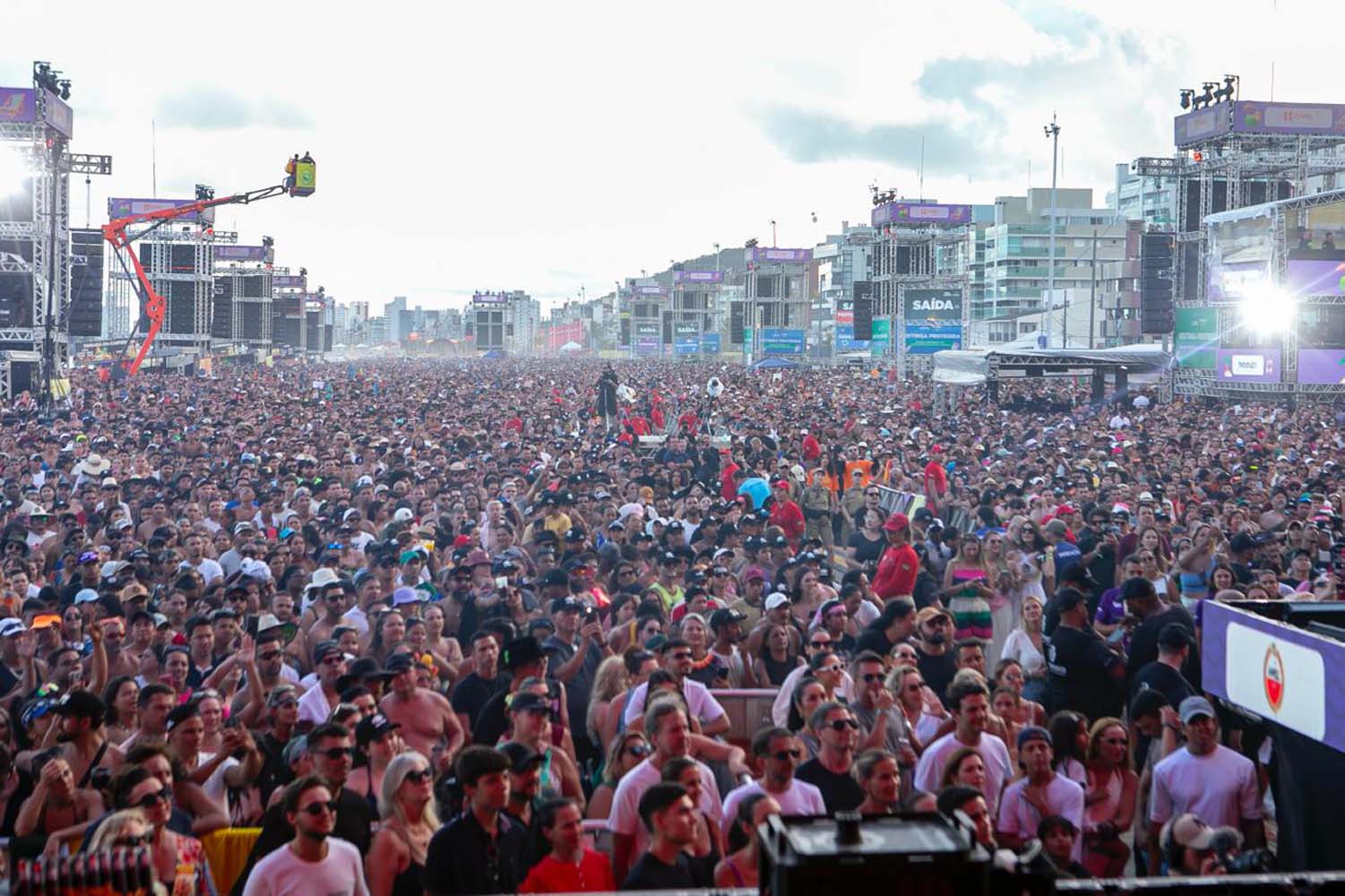 Jornal Ilustrado - O grande jornal do Noroeste do Paraná Jornal Ilustrado - Gusttavo Lima faz show de 3 horas para multidão de 265 mil pessoas na praia de Matinhos