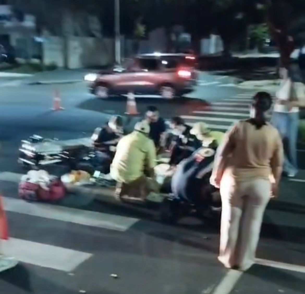 Motociclista fica gravemente ferido após ser ‘atropelado’ por carro. Condutor fugiu