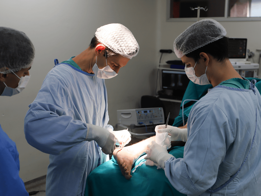 HU-UEL faz cirurgia inédita com biovidro e impulsiona inovação universitária na ortopedia