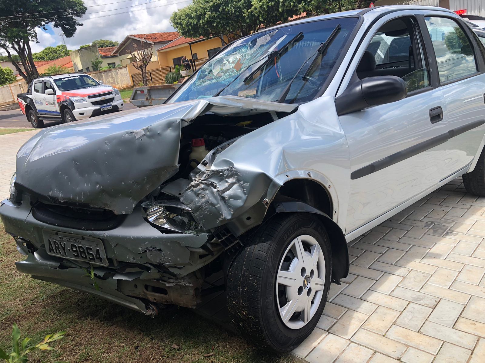 Jornal Ilustrado - Passageiro fica ferido na colisão de carro com muro de residência em Umuarama
