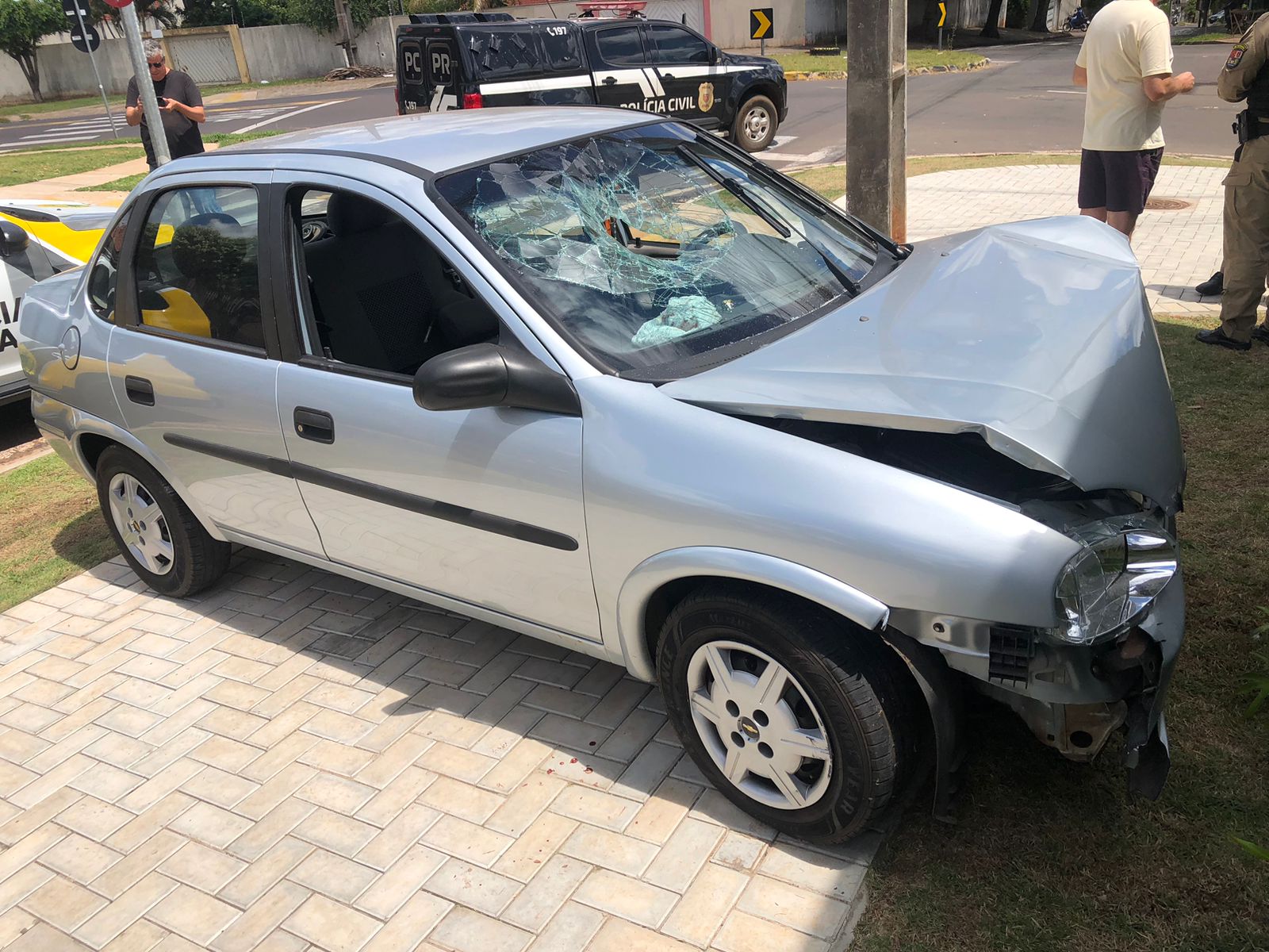 Jornal Ilustrado - Passageiro fica ferido na colisão de carro com muro de residência em Umuarama