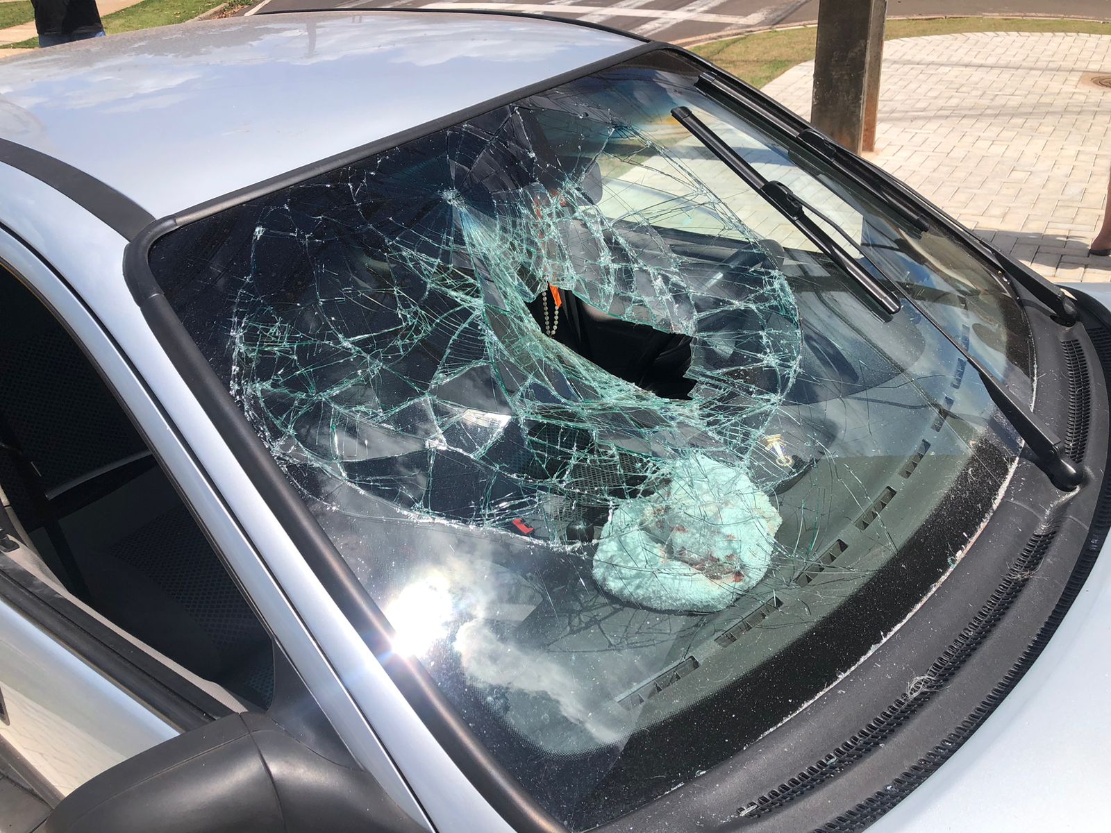 Jornal Ilustrado - Passageiro fica ferido na colisão de carro com muro de residência em Umuarama