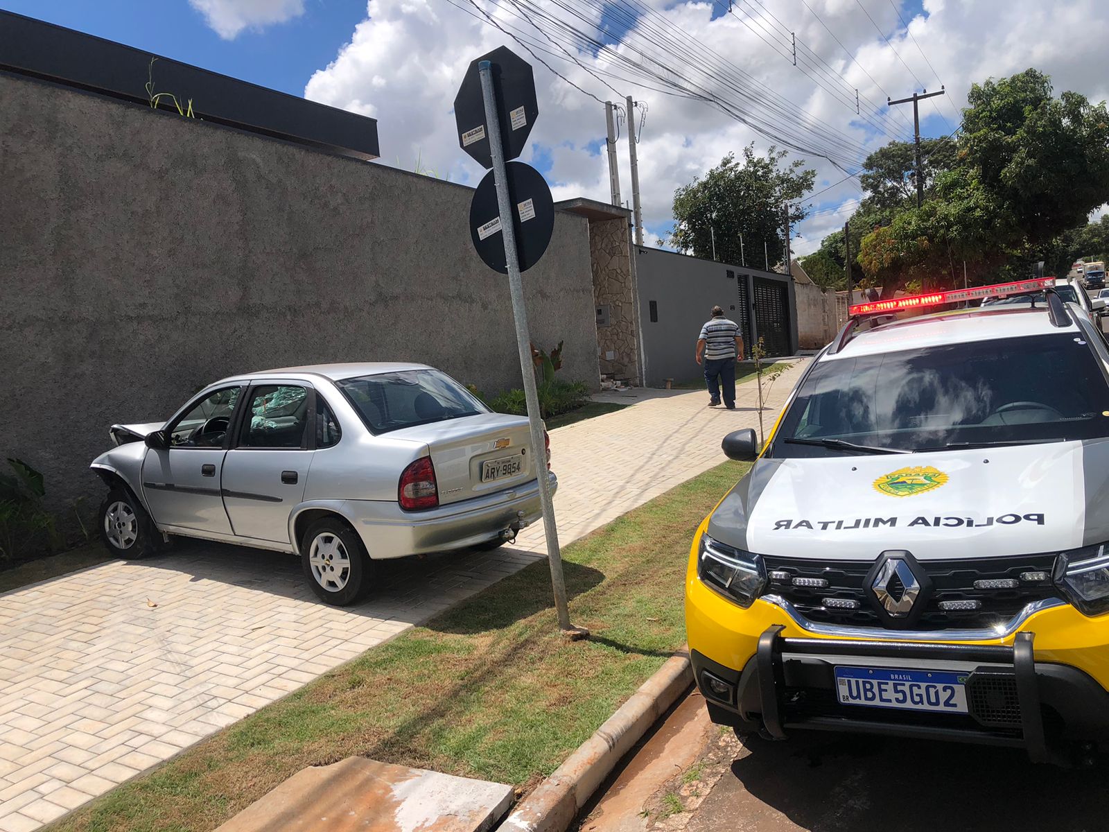 Passageiro fica ferido na colisão de carro com muro de residência em Umuarama