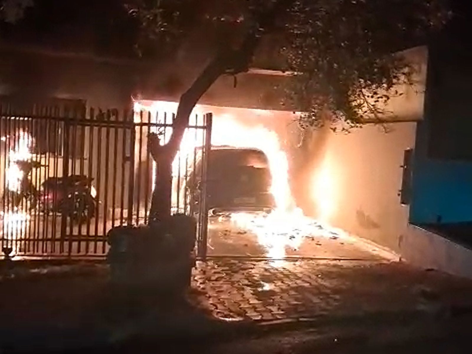 Jornal Ilustrado - Incêndio criminoso destrói casa e veículos no parque Primeiro de Maio, em Umuarama